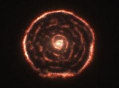 Descubren espiral alrededor de gran estrella moribunda