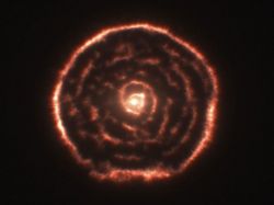 Descubren espiral alrededor de gran estrella moribunda