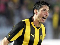 Con "hat-trick" de Olivera Peñarol hizo su negocio