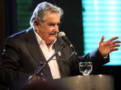 Mujica tiende la mano a Rajoy para superar crisis económica