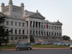 Dos marchas convergen en el Palacio Legislativo este sábado