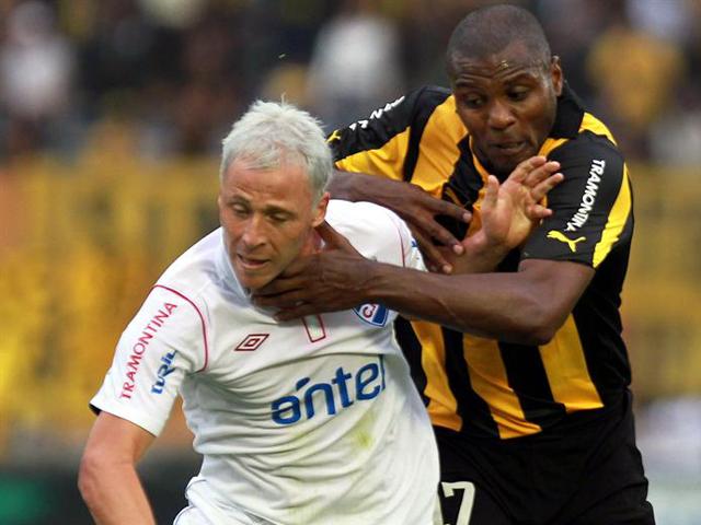 Nacional frenó a Peñarol, que igual sigue líder del Apertura