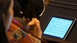 Para ahorrar, orquesta cambió partituras por tabletas