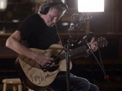 Roger Waters dona guitarra para erradicar cantegril