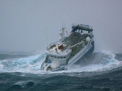 Fotos impactantes de un barco de pesca en Mar del Norte