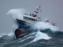 Fotos impactantes de un barco de pesca en Mar del Norte