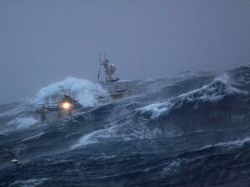 Fotos impactantes de un barco de pesca en Mar del Norte