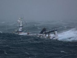 Fotos impactantes de un barco de pesca en Mar del Norte