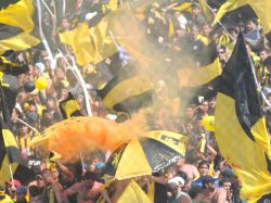 Peñarol gana, sin mucho fútbol pero dominando