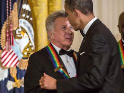 Obama rinde homenaje a Dustin Hoffman y Led Zeppelin