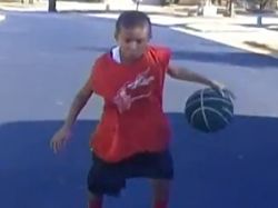 Un pequeño gigante que aspira jugar en la NBA