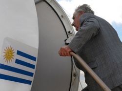 Mujica viajó para acudir a acto en apoyo a Chávez en Caracas