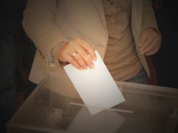 Encuesta refleja paridad entre oficialismo y oposición sumada