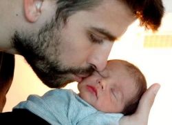 Shakira y Piqué hacen pública la primera imagen de su hijo Shakira y Piqué hacen pública la primera imagen de su hijo