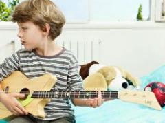 La Loog Guitar, una guitarra de tres cuerdas creada por el uruguayo Rafael Atijas, "ideal" para que los niños más chicos se acerquen a un instrumento