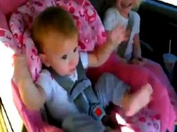 Bebé se despierta bailando el "Gangnam Style"