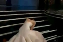 Jennifer Lawrence se cae al recoger su premio en los Oscar