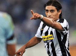 Martín Caceres herido leve tras accidente de tránsito