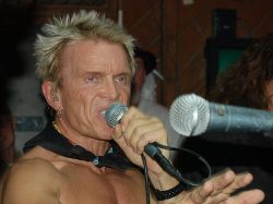 Billy Idol da un miniconcierto sorpresa en un pequeño bar