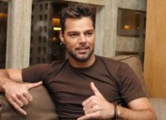 PETA patrocina a gallina para honrar a Ricky Martin