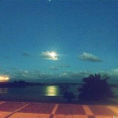 La luna jorobada adorna una noche de lluvia de meteoros