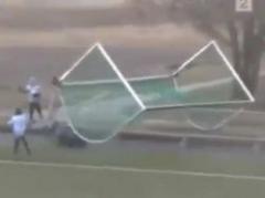 Imposible hacer un gol: se les voló el arco