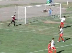 Un gol en contra insólito dejó al arquero llorando