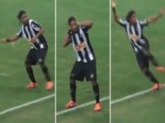 Ronaldinho festejó lanzando una granada al Cruzeiro