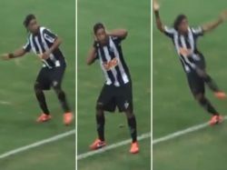 Ronaldinho festejó lanzando una granada al Cruzeiro