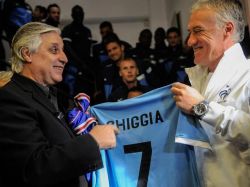 Obsequiaron a Deschamps remera de Alcides Ghiggia