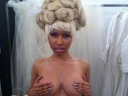 Nicki Minaj mostró los senos a través de Twitter