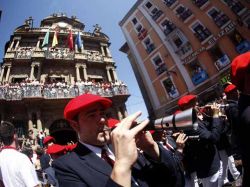 Miles de personas celebraron el inicio de San Fermín