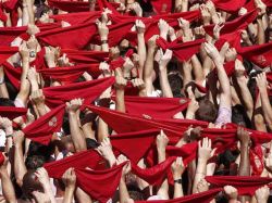 Miles de personas celebraron el inicio de San Fermín