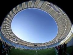 Prohibido ver fútbol parado o sin remera en Maracaná