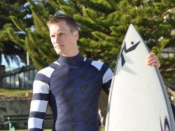 Crean traje que hace a surfistas "invisibles" ante tiburones