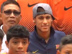 Neymar le cumplió el sueño a un joven malayo Neymar le cumplió el sueño a un joven malayo