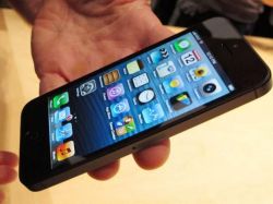 Mujer casi queda ciega tras la explosión de su iPhone 5