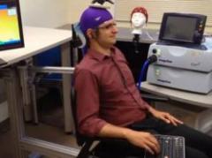 Científico controla la mano de un colega de manera remota