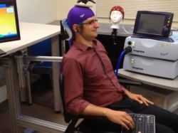 Científico controla la mano de un colega de manera remota