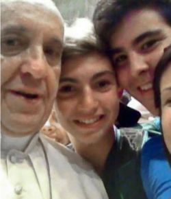 Autofoto del Papa con jóvenes hace furor en Internet