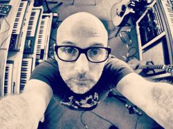 Moby regresa con un disco dedicado a los "inocentes"