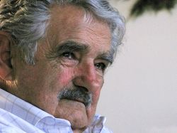 Mujica quiere traer a cubanos si médicos se van a Brasil