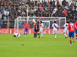 Danubio venció a Nacional 2 a 0 y lo superó en la tabla