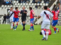 Danubio venció a Nacional 2 a 0 y lo superó en la tabla