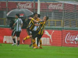 Peñarol venció a Racing 3 a 2