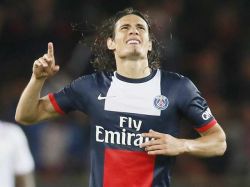 PSG ganó gracias a Cavani; Laxalt le hizo dos goles a Milan