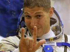 La Soyuz con tres tripulantes a bordo se acopló a la EEI