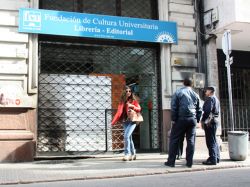 Tiran bomba incendiaria en local de Fundación de Cultura Universitaria