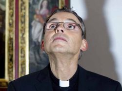 Papa aparta temporalmente a "obispo de lujo" Papa aparta temporalmente a "obispo de lujo"