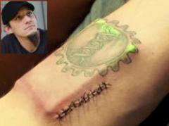 Hacker se implanta dispositivo que envía señales a tabletas